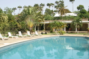 Bungalow-Hotel Sucrerie du Compt&eacute;s/ Swimming-Pool