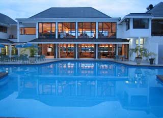 Pool und Restaurant