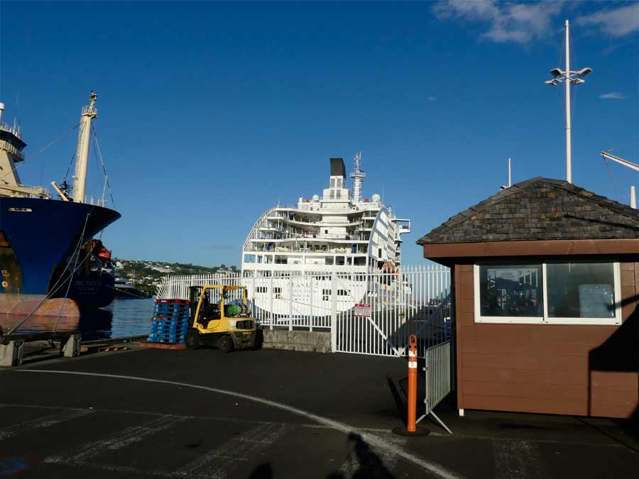 Aranui am Pier in Papeete
