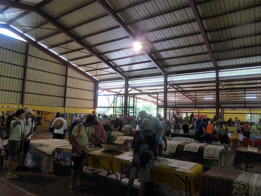 Aranui in Fatu Hiva Handwerkermarkt mit Tapa, Schnitzerein u. Paraeos
